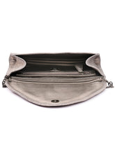 Load image into Gallery viewer, Envelope Clutch In Crackle Leather With Chain Detail